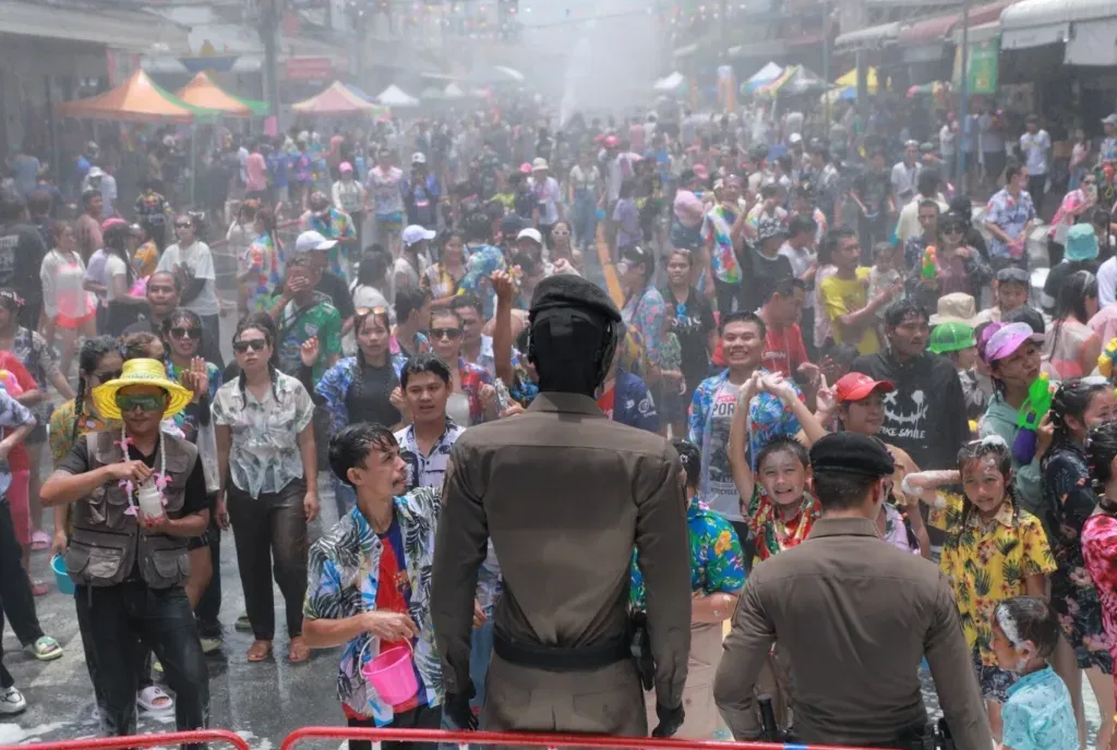 Таїланд зустрічає Новий рік із роботизованим поліцейським, оснащеним дронами